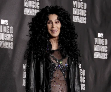 Ten przebój Cher został zakazany przez telewizję. Kostium z klipu sprzedano za astronomiczną kwotę