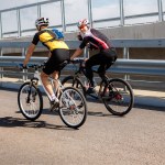 Ten przepis dzieli kierowców i rowerzystów. Jadąc obok mogą dostać mandat