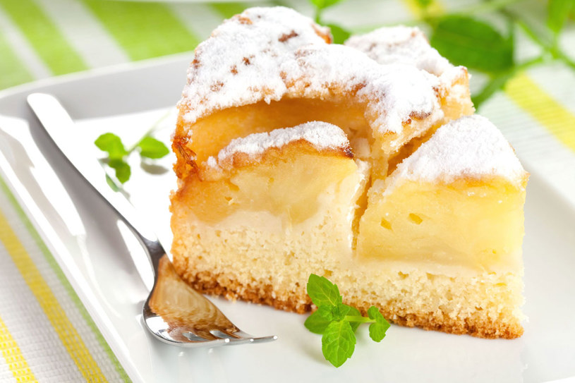 ​Ten przepis na jabłecznik to będzie hit tej jesieni. Wystarczy połączyć jabłka z masą budyniową /123RF/PICSEL