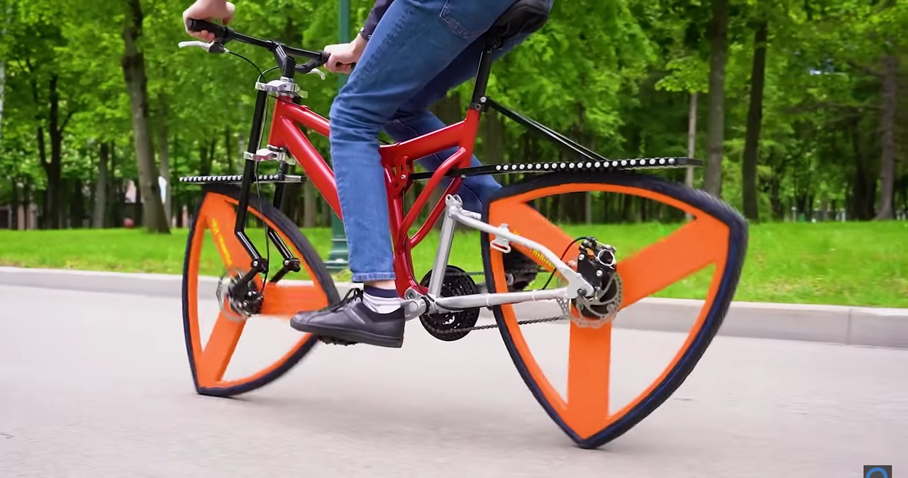 Ten rower ma trójkątne koła, ale jeździ płynnie /The Q /YouTube