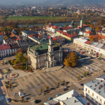 Ten rynek jest jednym z największych w Polsce. Kiedyś działała tu stacja benzynowa