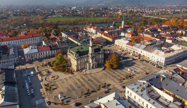 Ten rynek jest jednym z największych w Polsce. Kiedyś działała tu stacja benzynowa