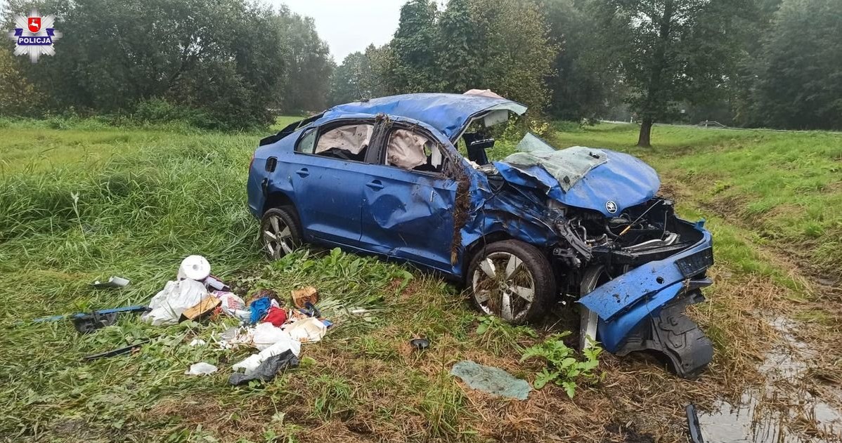 Ten samochód wypadł z drogi i dachował. Jego kierowca zginął na miejscu. W pierwszy weekend obowiązywania nowych przepisów na drogach śmierć poniosło 15 osób /Policja