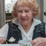 Ten ser jest dobry dla kości. Seniorzy powinni robić z niego te placuszki