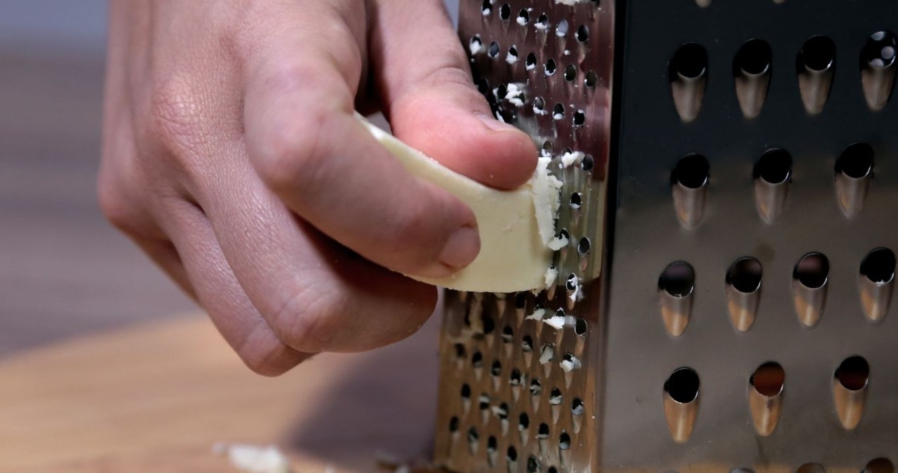 Ten ser ma więcej białka i witaminy B niż zwykły ser. Można jeść sam, dodawać do kanapek czy zapiekanek. /Sputnik /Canva Pro