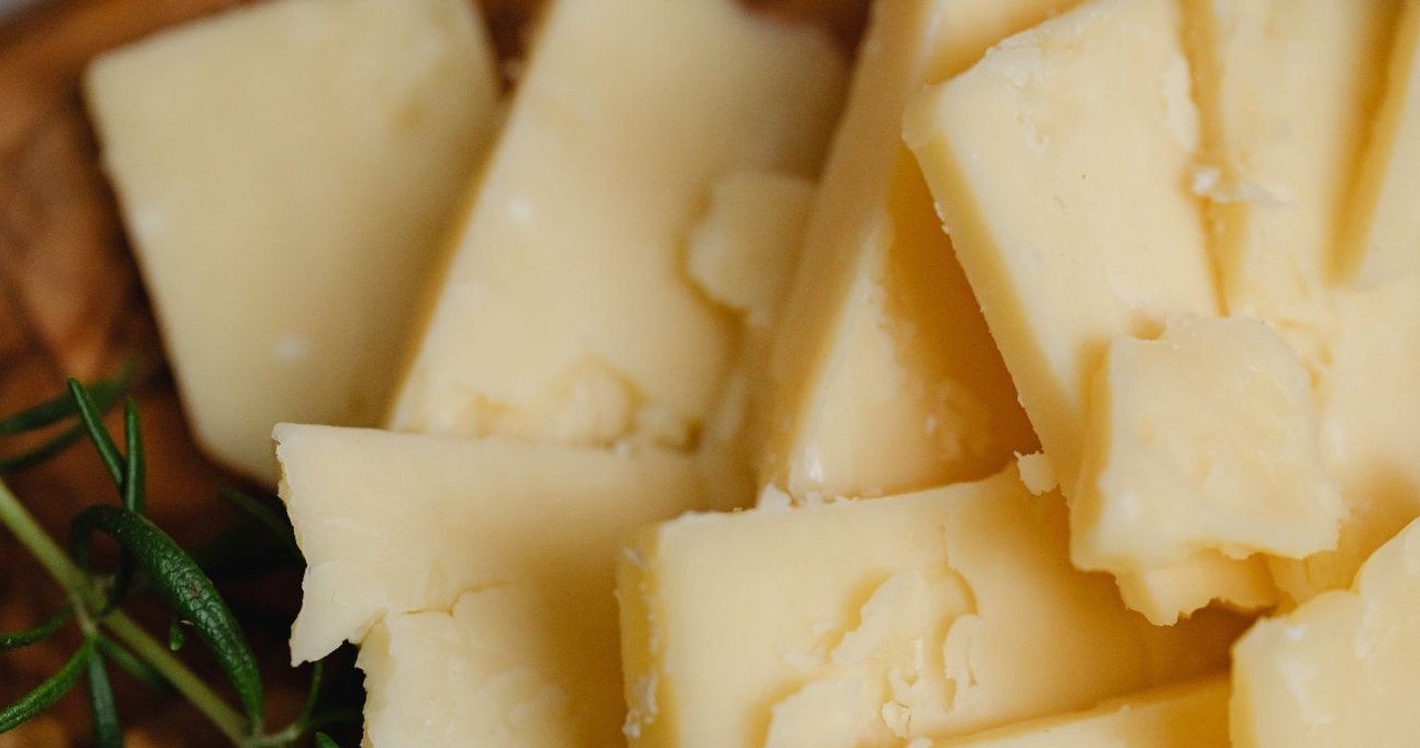 Ten ser ma więcej białka i witaminy B niż zwykły ser. /Karola_G /Canva Pro
