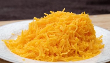 Ten ser możesz jeść, nawet gdy masz wysoki cholesterol. Dietetycy polecają