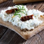Ten ser po 60. roku życia może być świetnym dodatkiem do diety. Wciąż jemy go za rzadko
