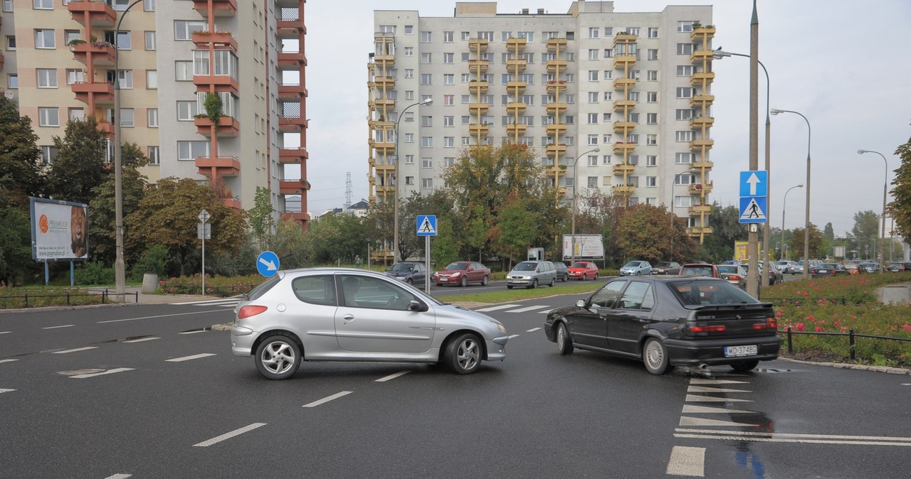 ...ten skręca w drogę, z której on chce wyjechać. /Motor