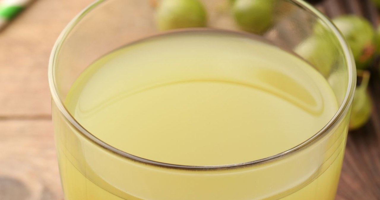 Ten smaczny sok ma właściwości przeciwzapalne, pomaga zbić gorączkę. /Africa_Images /Canva Pro