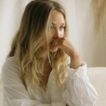 Ten sposób dodaje cienkim blondom dwukrotnej objętości. Efekt jest natychmiastowy