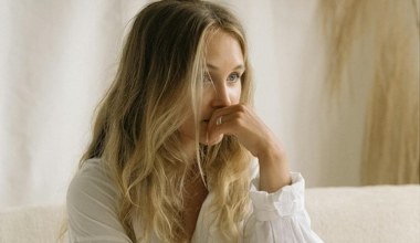 Ten sposób dodaje cienkim blondom dwukrotnej objętości. Efekt jest natychmiastowy