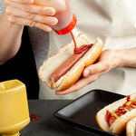 Ten sposób jedzenia hot doga to hit! 