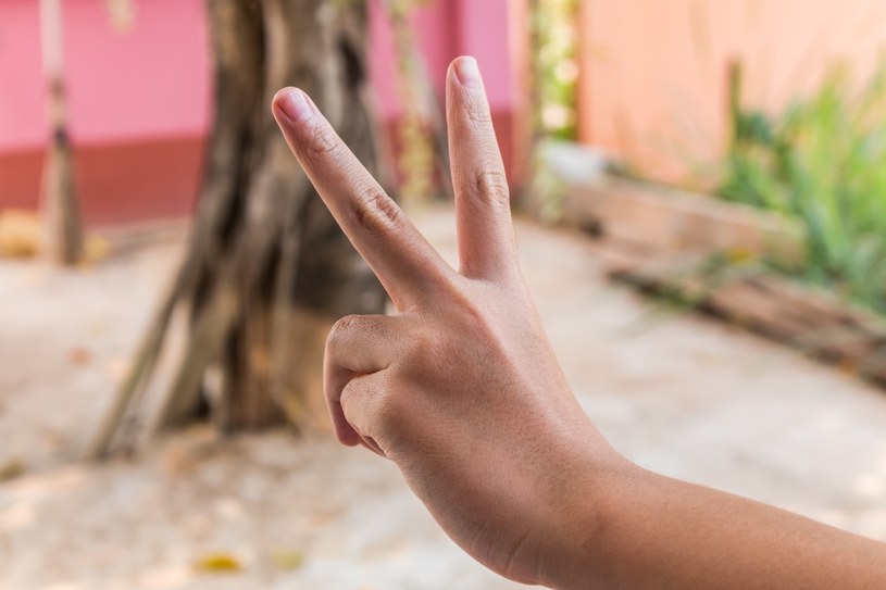 Ten sposób ułożenia dwóch palców jest dobry. Ważny, by nie odwracać dłoni... /123RF/PICSEL