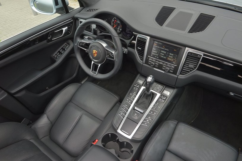Ten styl wnętrza obowiązuje w Porsche od czasu pojawienia się Panamery. Kokpit jest efektowny, ale przeładowana przyciskami konsola środkowa może rozpraszać kierowcę. /Motor
