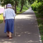 Ten sygnał z nóg może uprzedzić problemy z pamięcią. Chód mówi o mózgu więcej, niż się wydaje