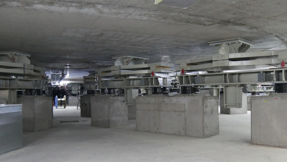 Ten system ma chronić ELT przed skutkami trzęsień ziemi /Fot. Grzegorz Jasiński /RMF FM