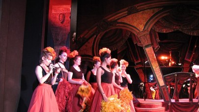 Ten taniec budzi zmysły. Zobacz lekcje kankana w słynnym paryskim kabarecie!