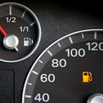 Ten trójkąt na desce rozdzielczej to nie ozdoba. Niesie przydatną informację