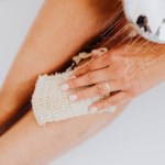 Ten wieczorny rytuał przywraca miękkość skóry nóg nawet zimą