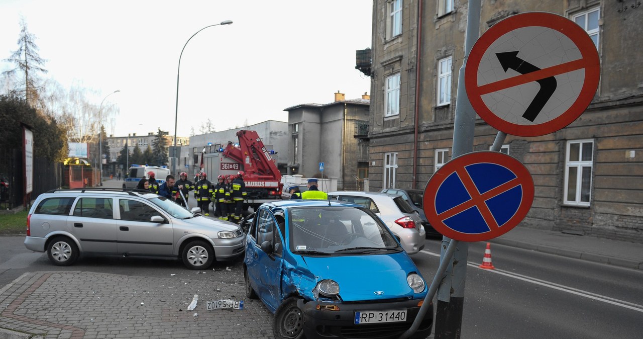 Ten wypadek był klasycznym przykładem wymuszenia pierwszeństwa podczas skręcania w lewo /Łukasz Solski /East News