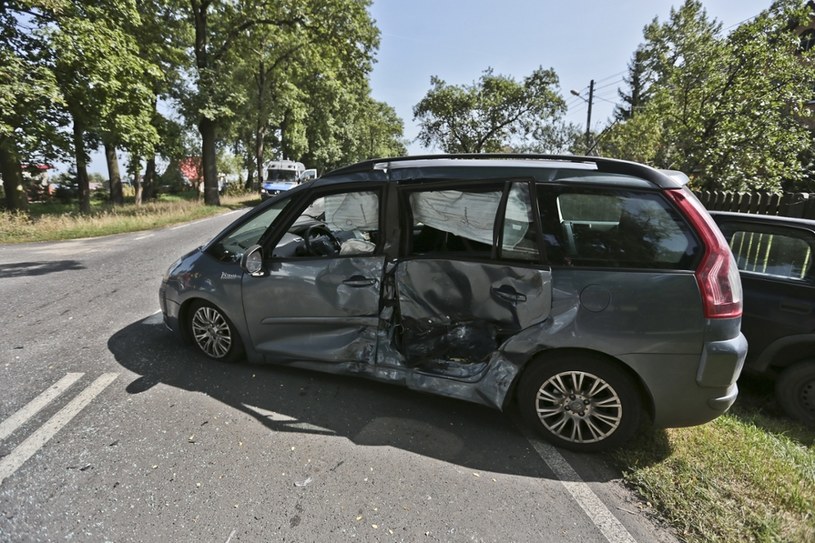 Ten wypadek, koło Zielonej Góry, wydarzył się ostatniego dnia sierpnia. Dwie osoby zostały ranne /Piotr Jędzura /Reporter