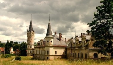 Ten zamek jak z filmu Disneya znajduje się w Polsce. Jest na sprzedaż