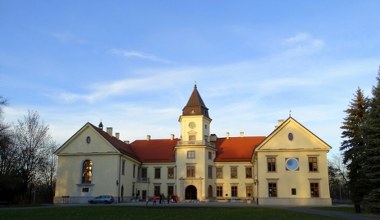 Ten zamek jest wypełniony pamiątkami sprzed wieków. Idealny kierunek na weekend