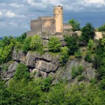 Ten zamek na skale odwiedzisz jesienią. Z baszty można podziwiać Karkonosze