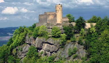 Ten zamek na skale odwiedzisz jesienią. Z baszty można podziwiać Karkonosze