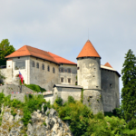 Ten zamek powstał na stromej skale. Widok zachwyca o każdej porze roku