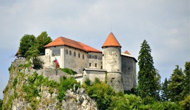 Ten zamek powstał na stromej skale. Widok zachwyca o każdej porze roku