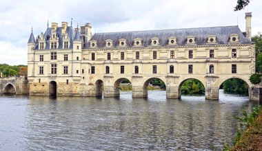 Ten zamek przypomina most. Przez wieki władały nim kobiety