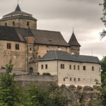 Ten zamek to niezdobyta twierdza. Położony wśród malowniczych skał