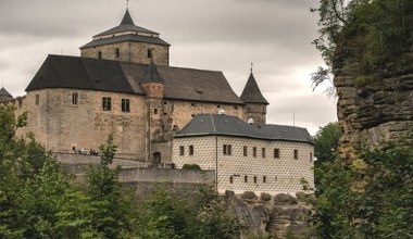 Ten zamek to niezdobyta twierdza. Położony wśród malowniczych skał
