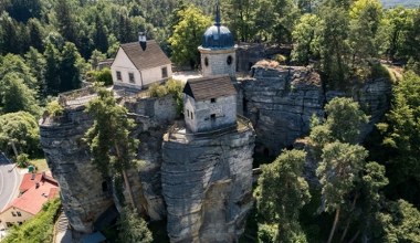 Ten zamek w Sudetach to wyjątkowa budowla. Komnaty wykuto w skale
