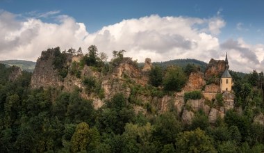 Ten zamek wygląda, jakby wyłaniał się ze skały. Rzut beretem od granicy