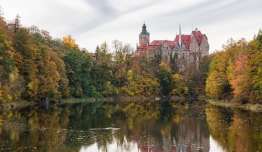 Ten zamek wygląda jesienią niczym z bajki. Koniecznie odwiedź, jak będziesz w okolicy 