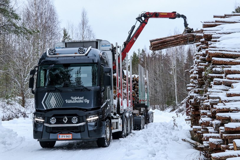 Ten zestaw zużywa średnio 56,7 l oleju napędowego na 100 km. Waży 76 ton / fot. Renault Trucks Suomi /