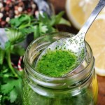 Ten zielony dressing poprawi smak każdej sałatki. Podstawą jest mieszanka świeżych ziół 