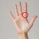 Ten znak na dłoni mają nieliczni. Co oznacza tajemniczy pierścień Salomona?