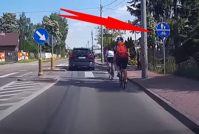 Ten znak oznacza ciąg pieszo-rowerowy. Innymi słowy - rowerzyście nie wolno poruszać się po pasem ruchu / Fot: Youtube /