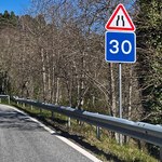 Ten znak zaskakuje kierowców. Co oznacza liczba na niebieskim tle? 