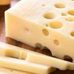 Ten żółty ser niemal nie zawiera laktozy. Emmental ma więcej zalet, niż sądzisz