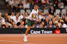 Tenis. Roger Federer zagrał w tenisa z włoskimi nastolatkami na… dachu