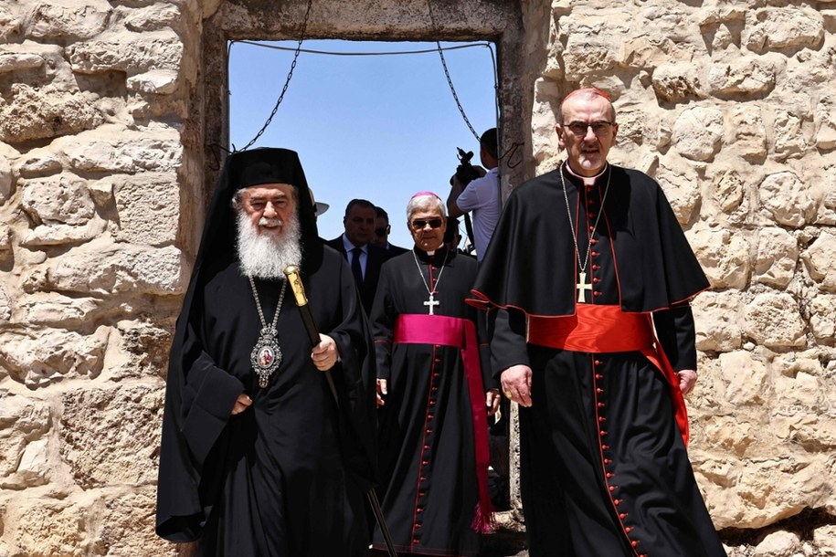 Teofil III i Pierbattista Pizzaballa w Tajbe /ZAIN JAAFAR/AFP /East News