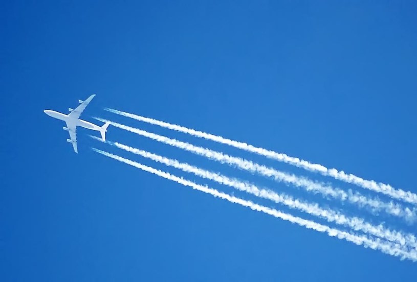 Teoria chemitrails uważa smugi za samolotem za efekty rozpylania podejrzanych substancji / foto: wikipedia /domena publiczna