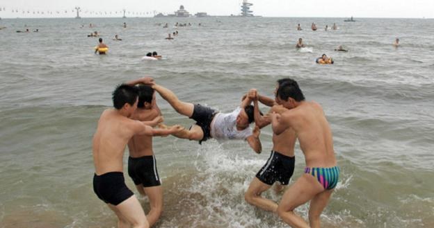 Teraz beztroska kąpiel w Zatoce Bohai nie jest możliwa... /AFP