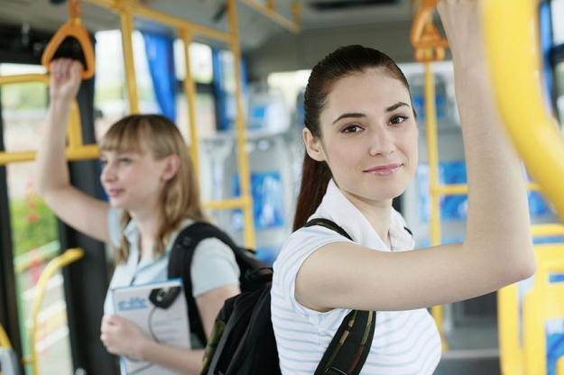 Teraz dla pociągów i autobusów to przewoźnicy lotniczy stali się konkurencyjni pod względem ceny /&copy;123RF/PICSEL