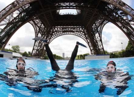 Teraz do atrakcji Paryża dołączyć można nurkowanie pod Wieżą Eiffla /AFP